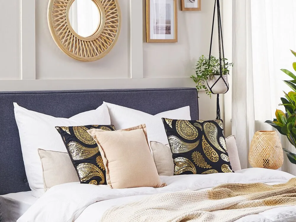 Set 2 Panne Cushions Paisley Pattern 45 x 45 cm Gold and Black URSINIA