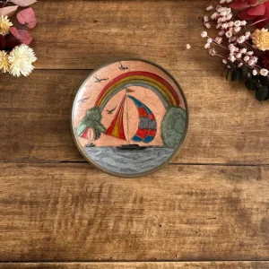 Assiette vide poche en laiton repoussé émaillé voilier arc en ciel