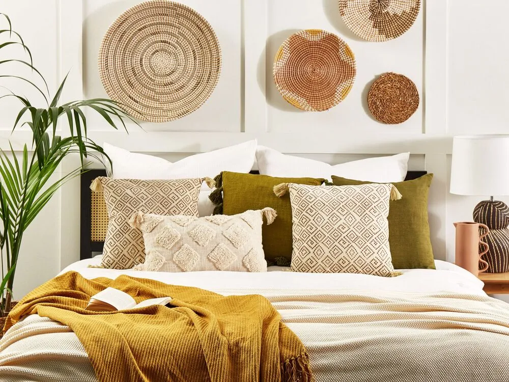 En velours Cushion Geometric Pattern Tassels 45 x 45 cm Beige SANTOLINA