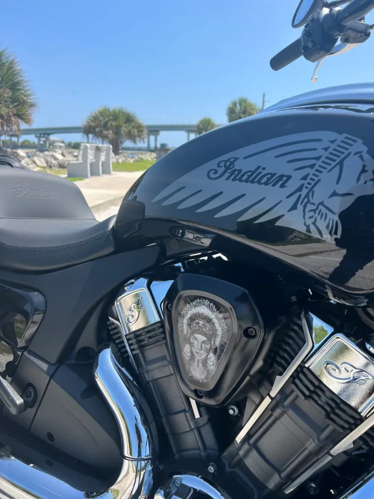 Autocollant Challenger V-Cover - FWB 123 N&B pour motards voyageurs