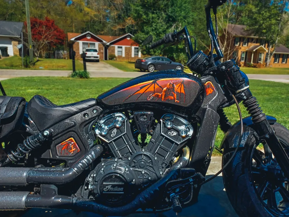 Morganna la Démone - Indian Scout - Full Tank Color pour motards voyageurs