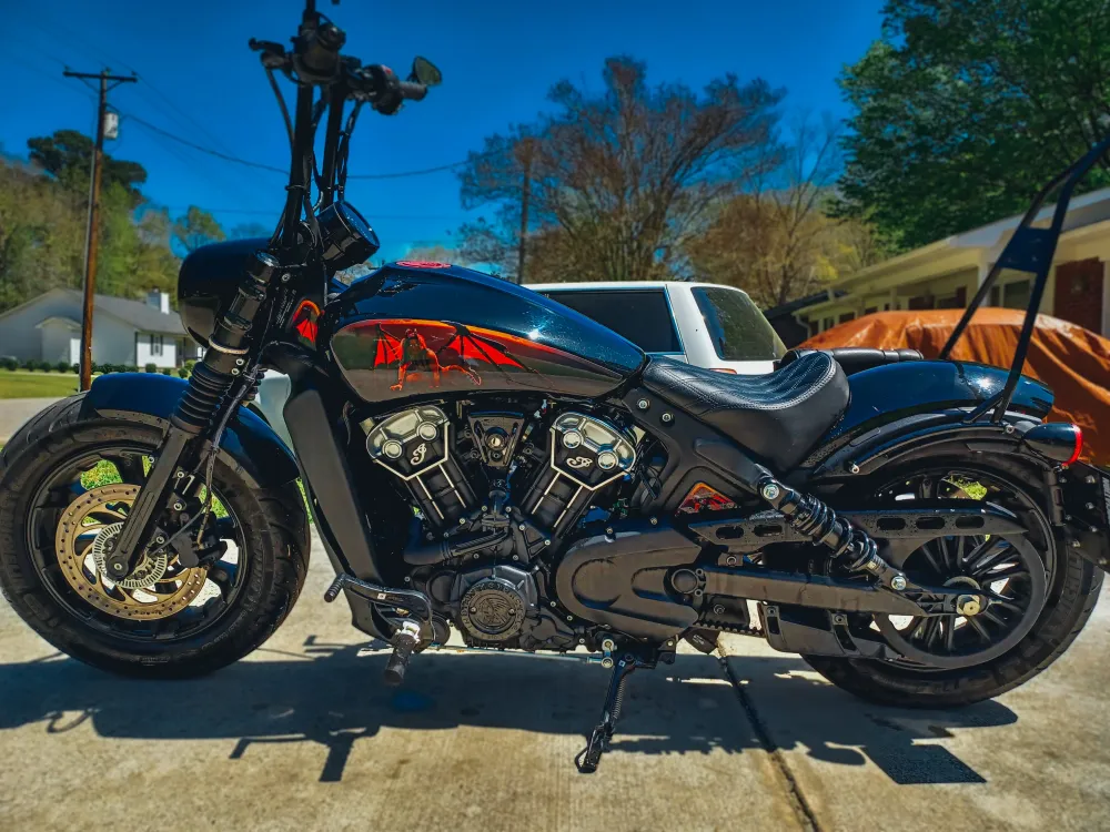 Morganna la Démone - Indian Scout - Full Tank Color pour motards voyageurs