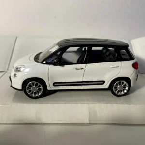 Chargeur de batterie intelligent Fiat 500L blanche et toit noire