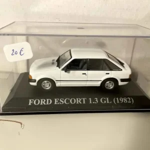 Ford Escort 1.3 GL blanche de 1982 compatible avec Volkswagen Golf
