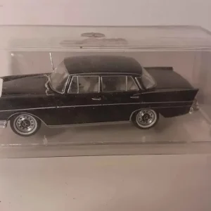 Mercedes 1300 SEL noire de la Gamme Sport