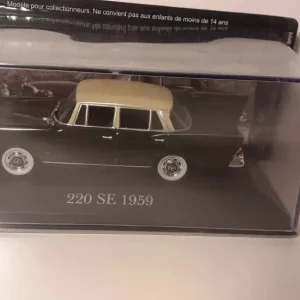 Nettoyant jantes Mercedes 220 SE verte foncée de 1959