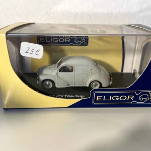 Renault 4 CV tôlée grise (m^me si noté sable sur le socle) ELIGOR Kit Complet