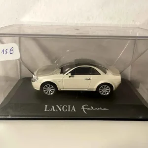 Lancia Fulvia couleur blanc cassé (concept car) pour stockage extérieur