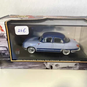 Panhard Dyna Z12 important standing bleue et bleue de 1957 (Nostalgie)