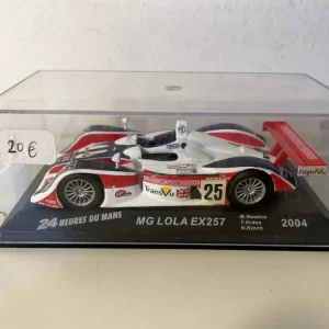 MG Lola EX257 blanche, bleue et rouge numéro 25 (24 heures du Mans de 2004)