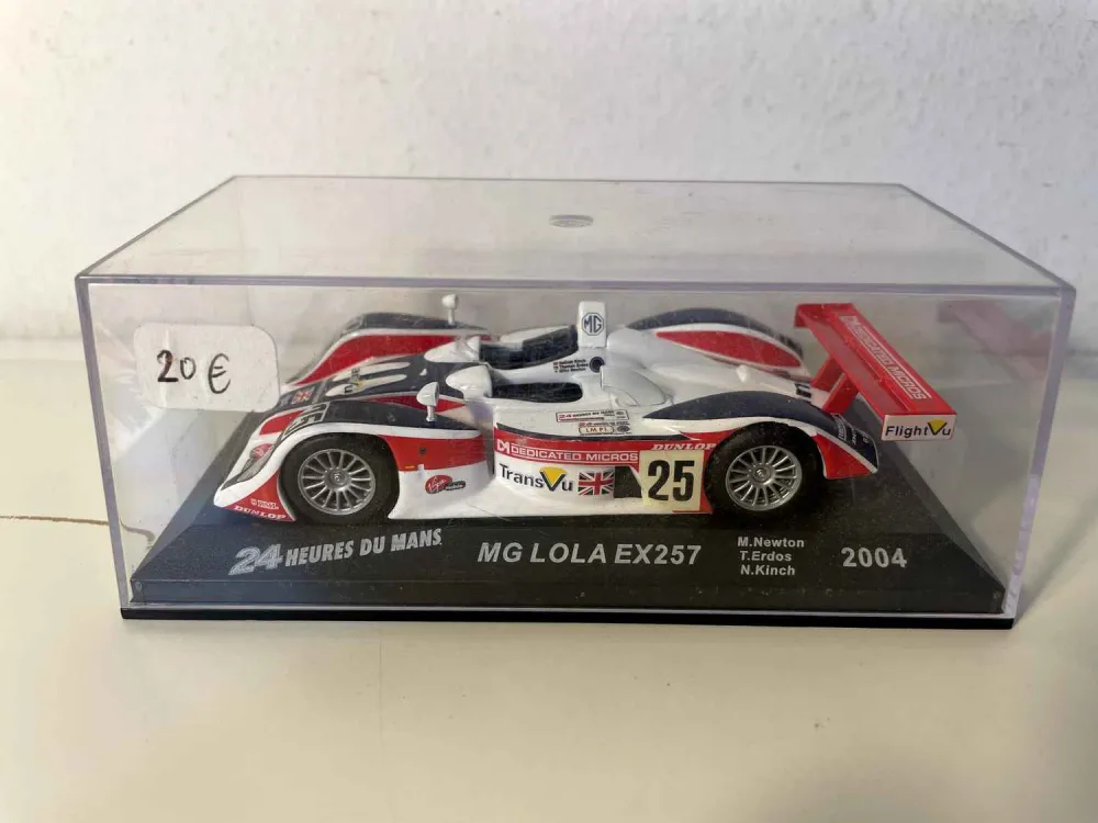 MG Lola EX257 blanche, bleue et rouge numéro 25 (24 heures du Mans de 2004)