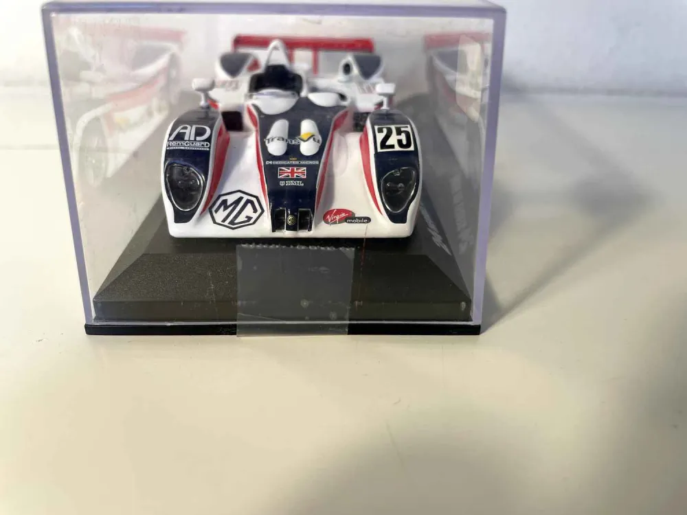 MG Lola EX257 blanche, bleue et rouge numéro 25 (24 heures du Mans de 2004)