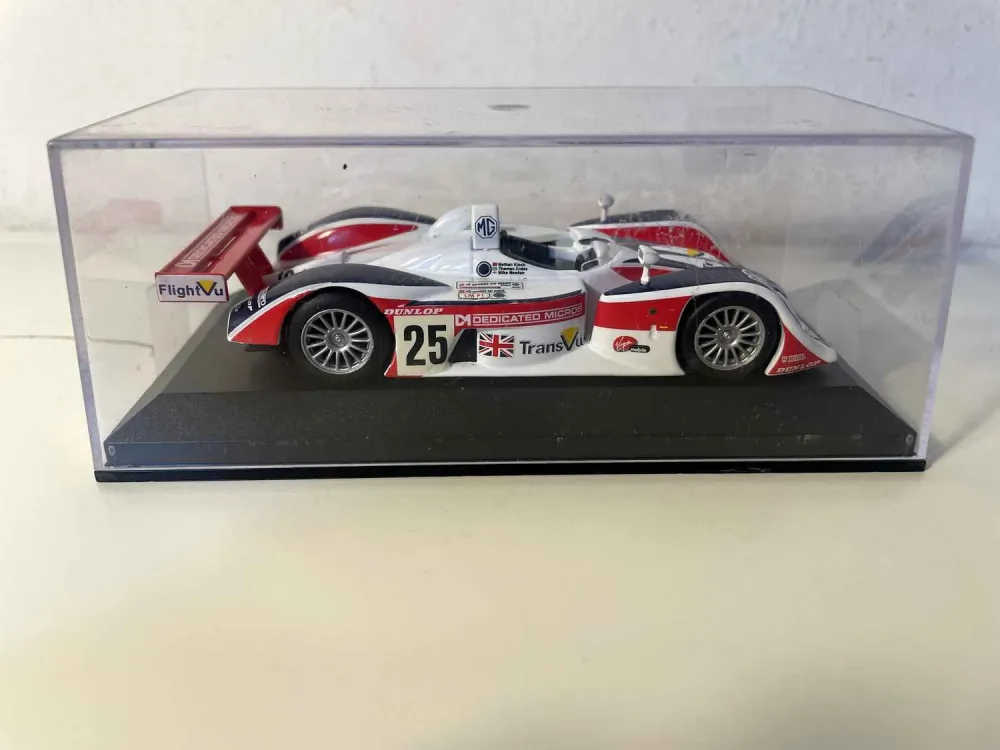 MG Lola EX257 blanche, bleue et rouge numéro 25 (24 heures du Mans de 2004)