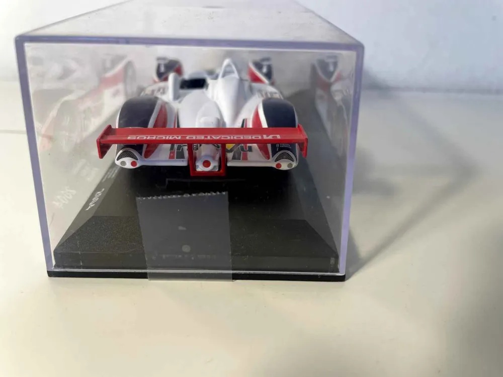 MG Lola EX257 blanche, bleue et rouge numéro 25 (24 heures du Mans de 2004)