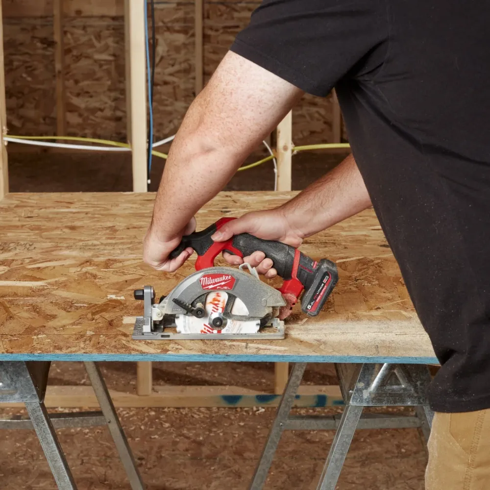 Milwaukee M12 FCS442-0 Scie circulaire compacte