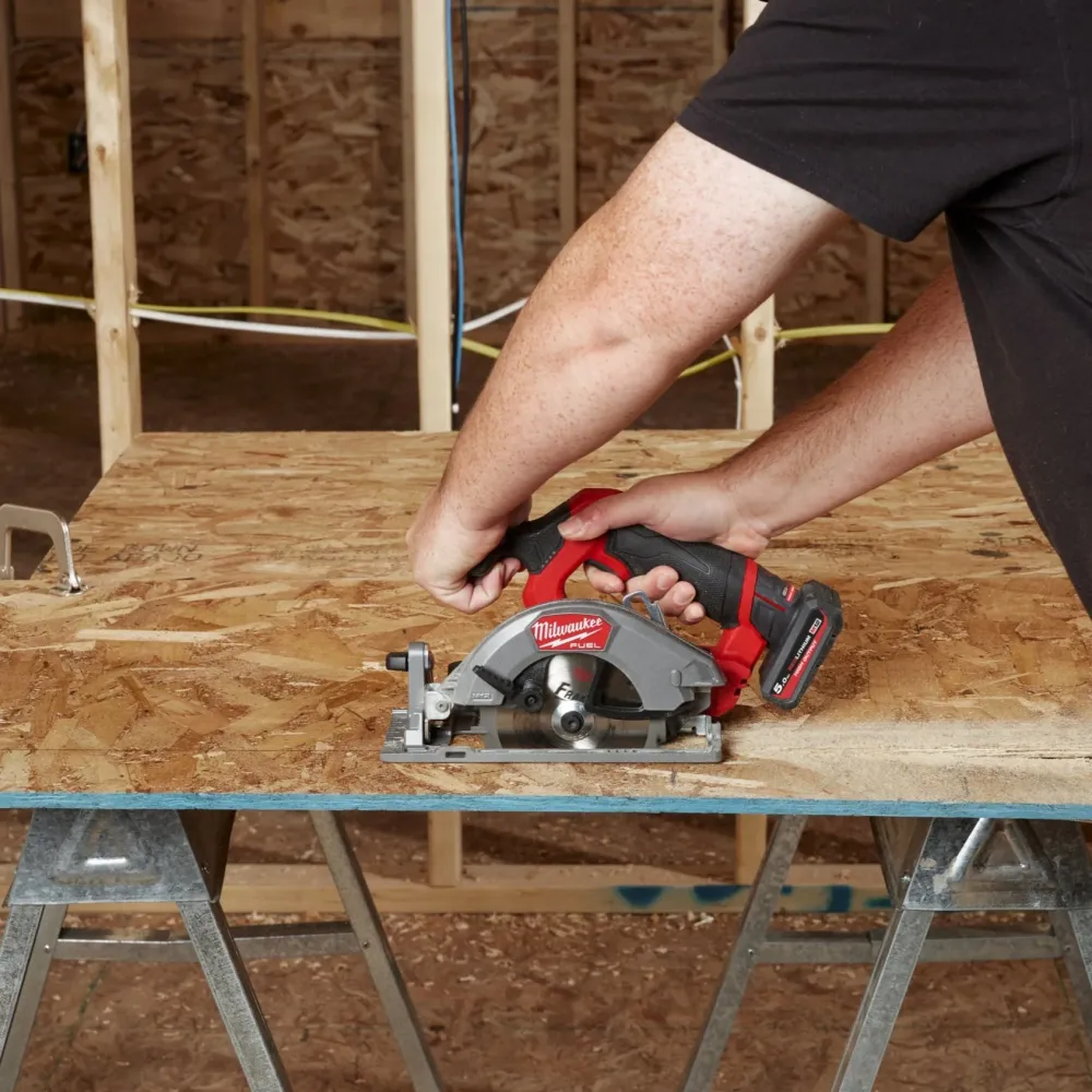Milwaukee M12 FCS442-0 Scie circulaire compacte