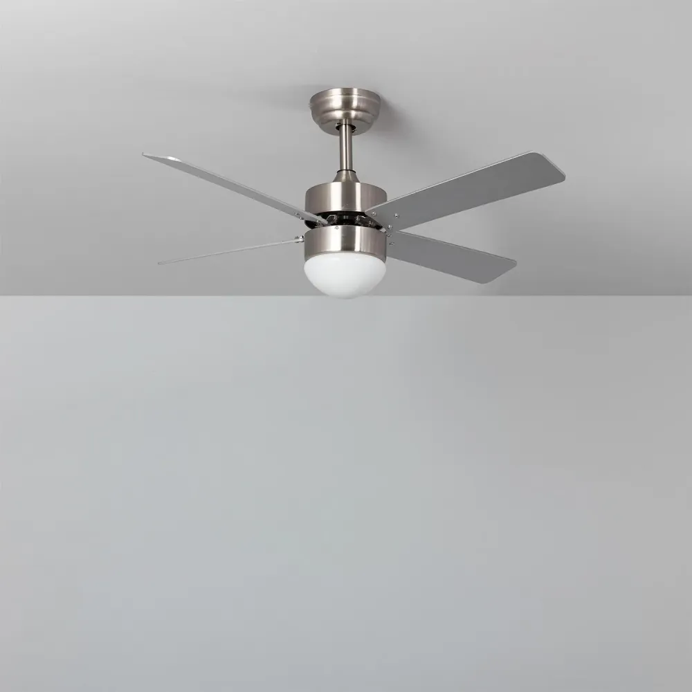 Ventilateur plafonnier Cygnus silencieux, moteur à répandu continu, diamètre 107 cm.