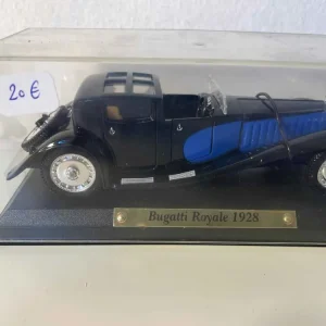 Bugatti Royale bleue et noire de 1928 (avec le nom sur plaque dorée fixée sur le socle)