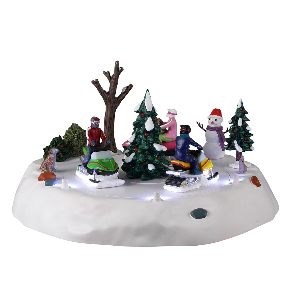 Scène villageoise - Plaisirs d'hiver en motoneige L 23.3 x l 24.5 Lemax Compatible avec la plupart des modèles
