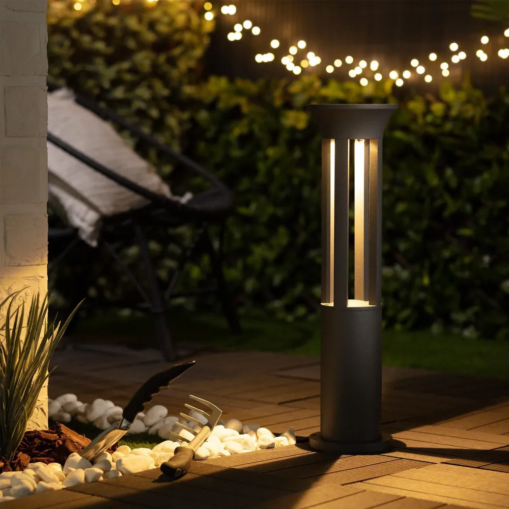 Amortisseur arrière Projecteur LED solaire extérieur 1.5W Mahaut, monté sur un pied de 60cm.