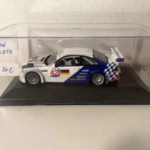 BMW M3 GTR blanche et bleue numéro 42 (Minichamps) - Montage Direct