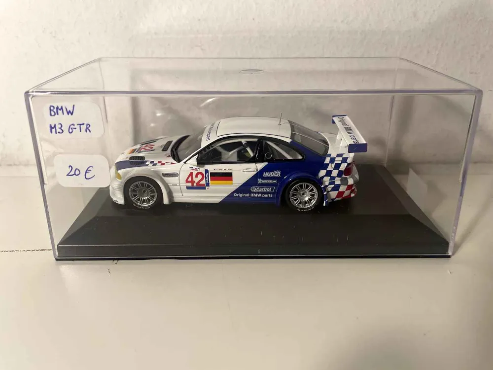 BMW M3 GTR blanche et bleue numéro 42 (Minichamps) - Montage Direct