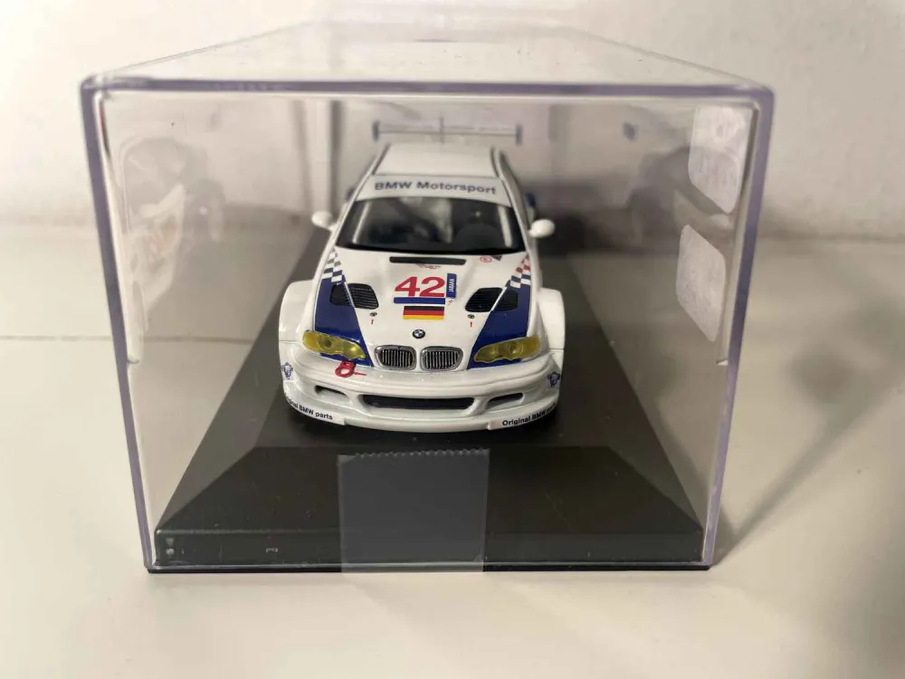 BMW M3 GTR blanche et bleue numéro 42 (Minichamps) - Montage Direct