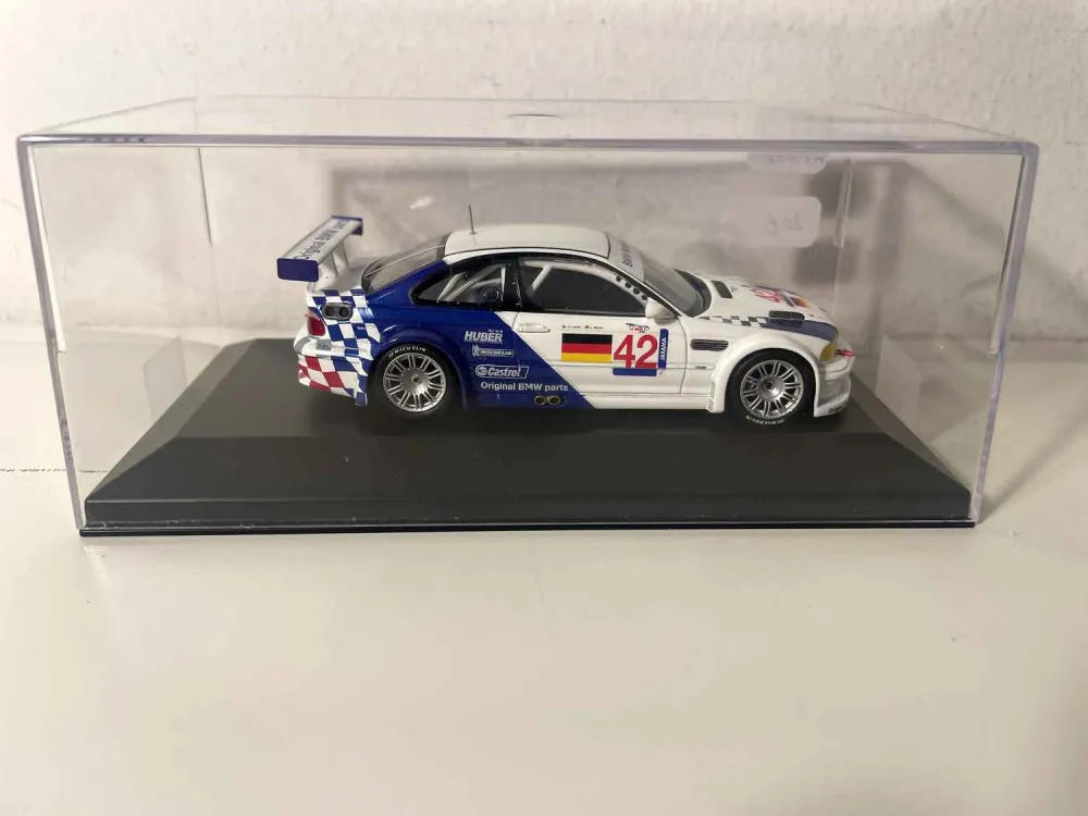 BMW M3 GTR blanche et bleue numéro 42 (Minichamps) - Montage Direct