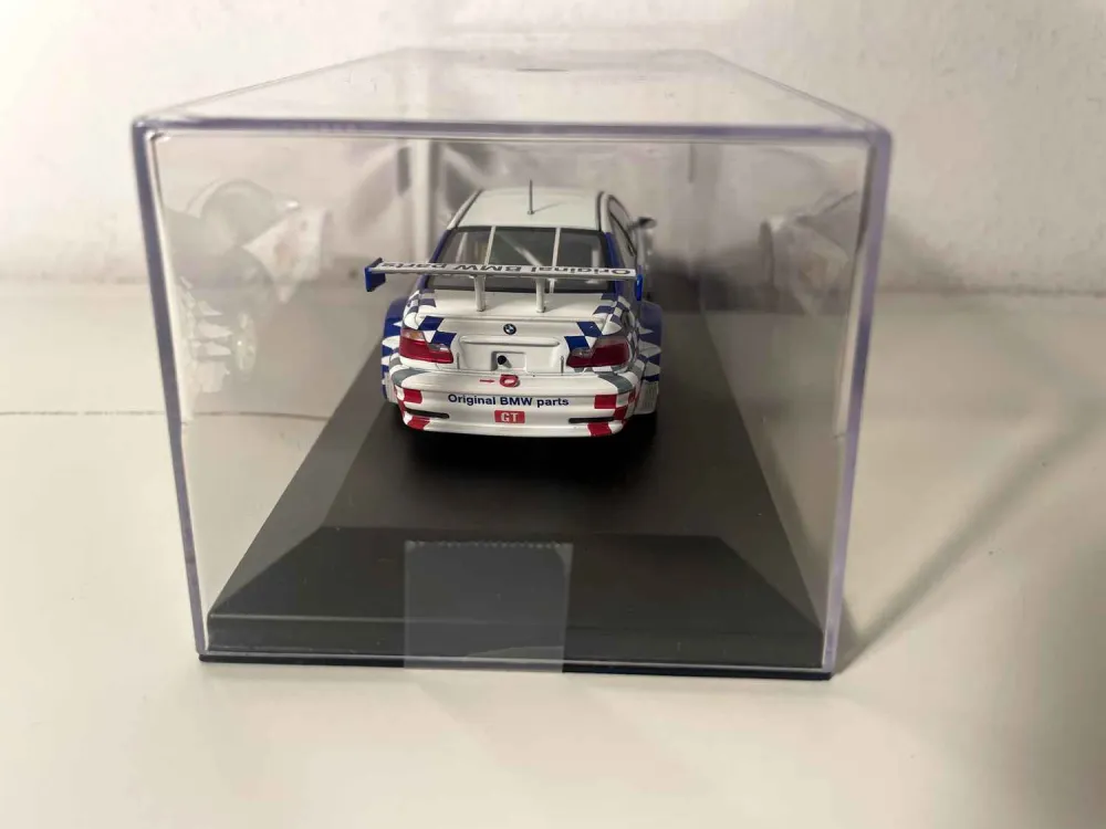 BMW M3 GTR blanche et bleue numéro 42 (Minichamps) - Montage Direct