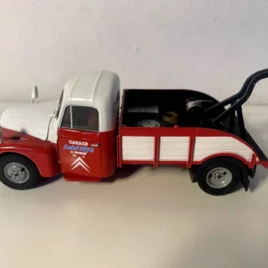 Camion dépanneuse Citroën U23 rouge et blanc (avec inscription "garage André Voyé" sur la porte pour amélioration performa...