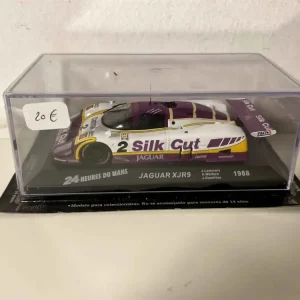 Pneu tout-terrain quad Jaguar XJR9 blanche, violette et jaune numéro 2 (24 heures du Mans de 1988)