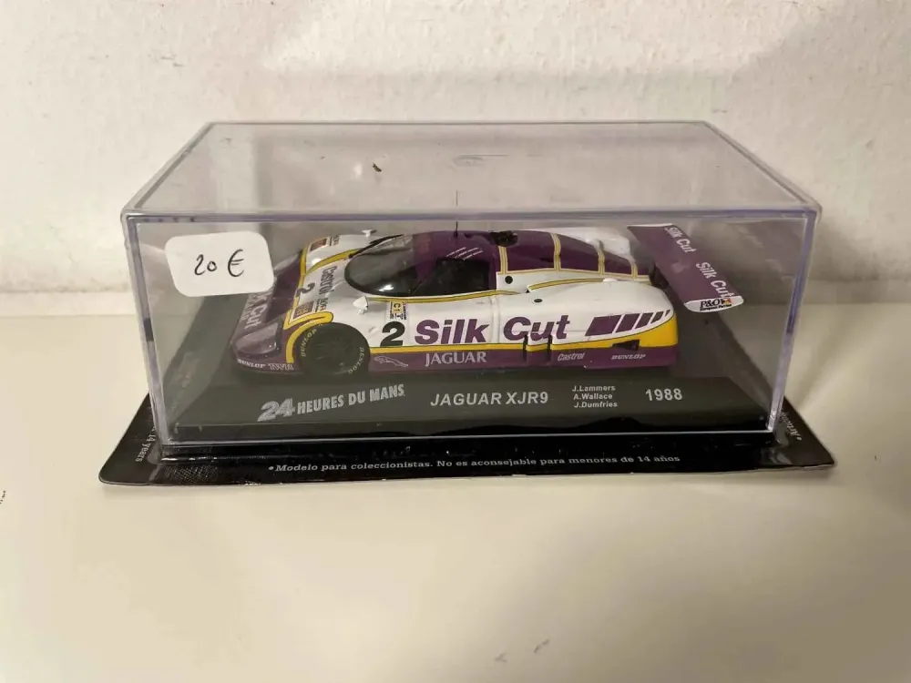 Pneu tout-terrain quad Jaguar XJR9 blanche, violette et jaune numéro 2 (24 heures du Mans de 1988)