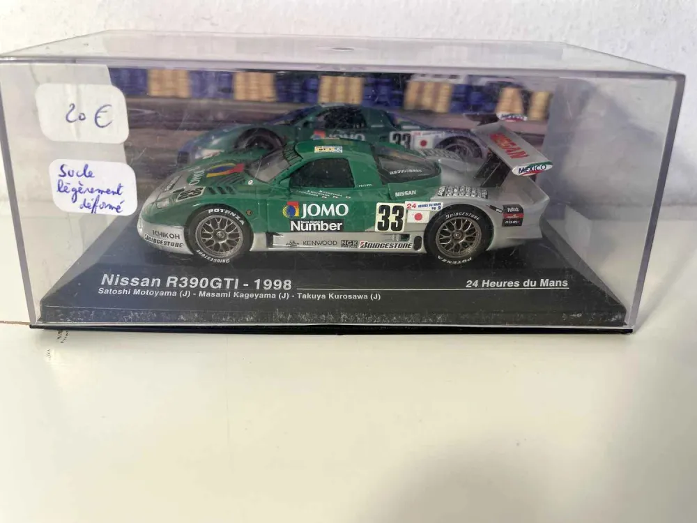 Pneu tout-terrain quad Nissan R390GTI verte et grise numéro 33 (24 heures du Mans de 1998)