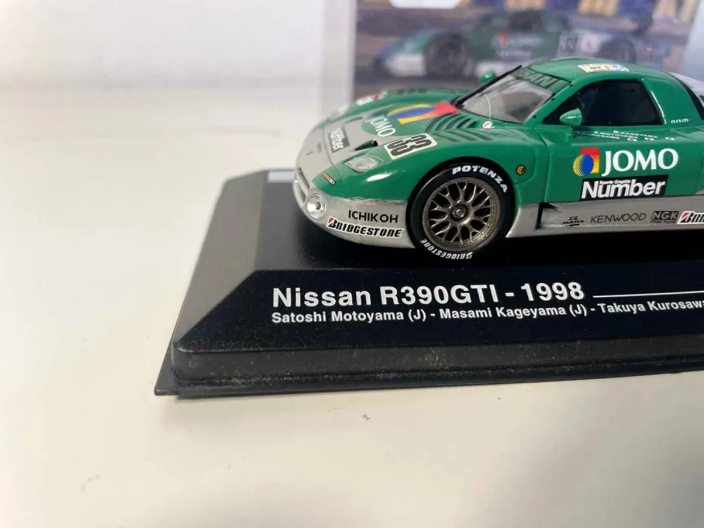 Pneu tout-terrain quad Nissan R390GTI verte et grise numéro 33 (24 heures du Mans de 1998)