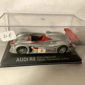 Racing Audi R8 rouge et grise numéro 8 (24 heures du Mans de 2000)