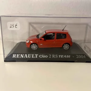 Racing Renault Clio 2 RS Team rouge et liserets blancs sur le toit de 2004