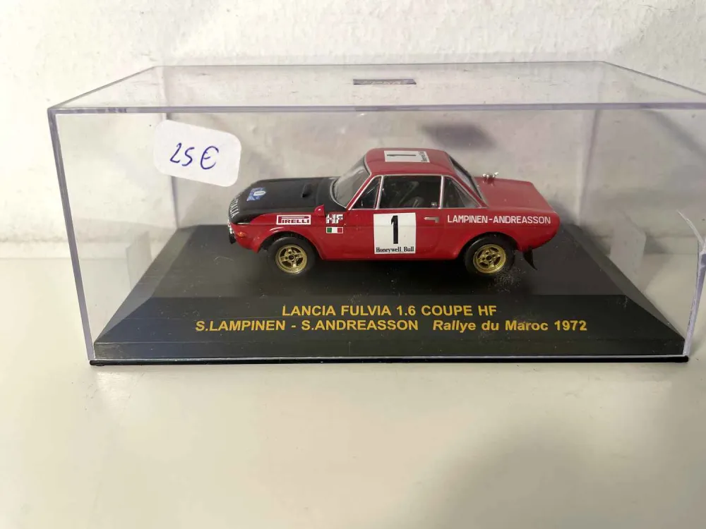 Bâche de protection Lancia Fulvia 1.6 coupé HF rouge et noire numéro 1 rallye du Maroc de 1972 (collection Rally Car)