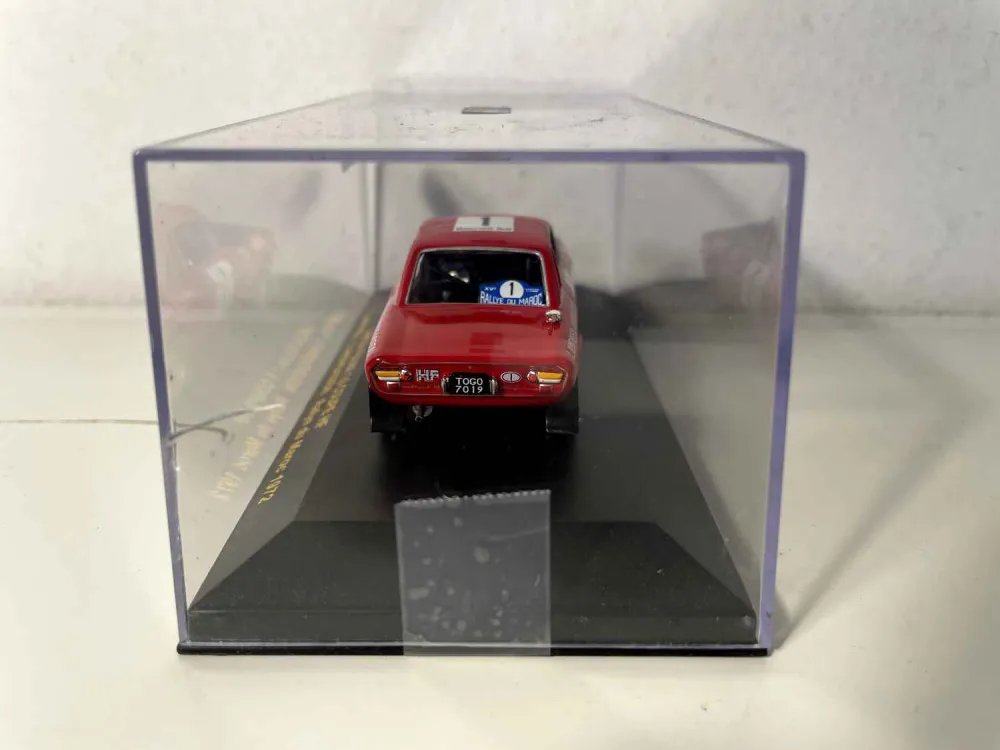 Bâche de protection Lancia Fulvia 1.6 coupé HF rouge et noire numéro 1 rallye du Maroc de 1972 (collection Rally Car)