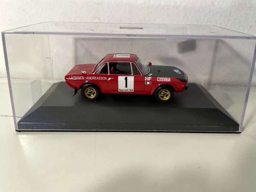 Bâche de protection Lancia Fulvia 1.6 coupé HF rouge et noire numéro 1 rallye du Maroc de 1972 (collection Rally Car)
