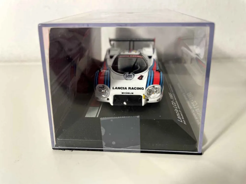 Filet de sécurité Lancia LC2 blanche, bleue et rouge numéro 4 (24 heures du Mans de 1985)