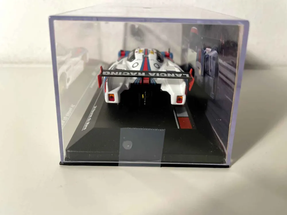Filet de sécurité Lancia LC2 blanche, bleue et rouge numéro 4 (24 heures du Mans de 1985)