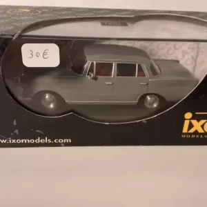 Mercedes 200D "Heckflosse" grise de 1966 (IXO Models référence CLC074) avec Système de verrouillage