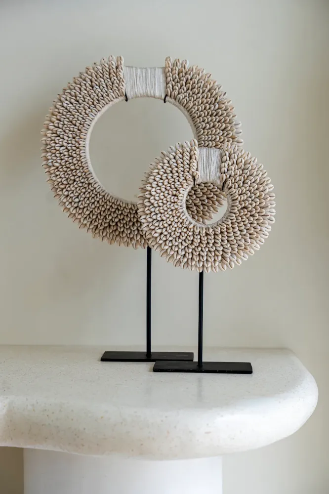Papua Shell Disc on Stand - Blanc pur - S