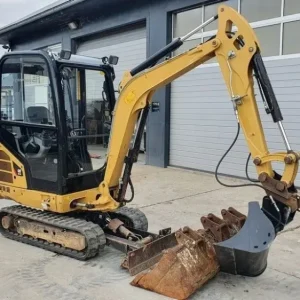 Caterpillar CAT 302.2D (2013) – Portatif Pelle 2,1T – 2 468 h – 3 Godets