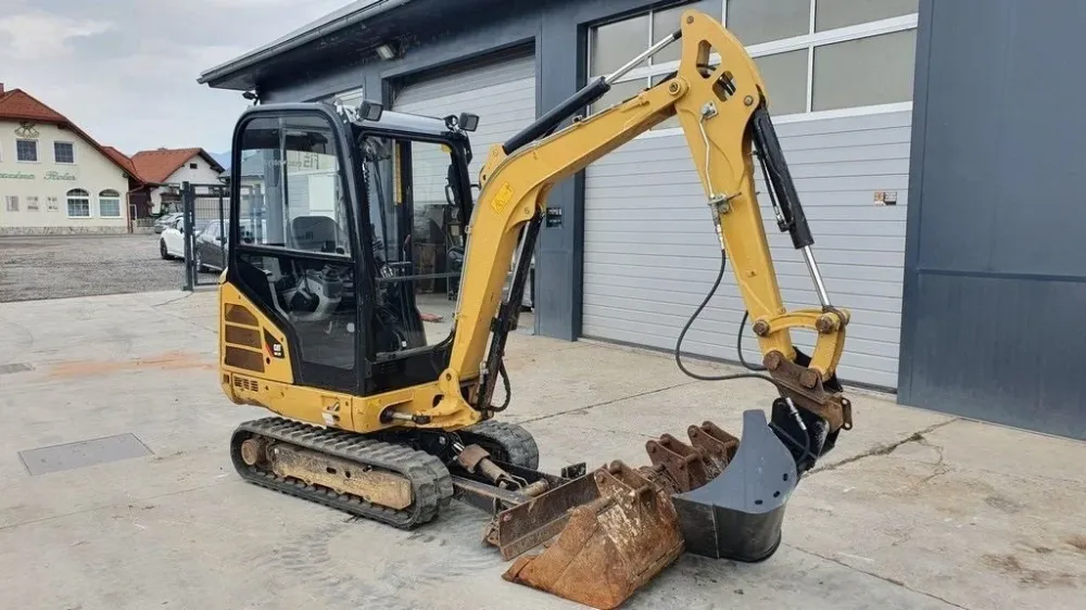 Caterpillar CAT 302.2D (2013) – Réduit Pelle 2,1T – 2 468 h – 3 Godets
