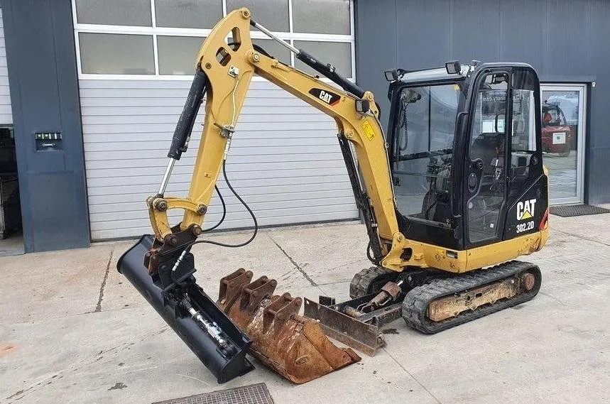 Caterpillar CAT 302.2D (2013) – Réduit Pelle 2,1T – 2 468 h – 3 Godets