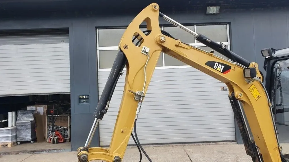 Caterpillar CAT 302.2D (2013) – Réduit Pelle 2,1T – 2 468 h – 3 Godets