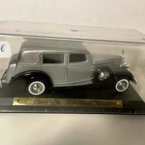 Packard Super Eight Sedan grise de 1937 (voiture américaine)