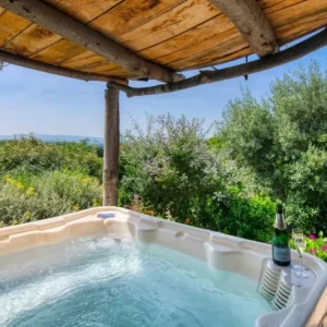 Trésors de Campagne -Maison du Hobbit avec spa privatif - Compatible Universelle