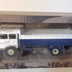 Camion FIAT IVECO 619 avec cabine blanche et benne bleue et blanche avec protection contre l'usure